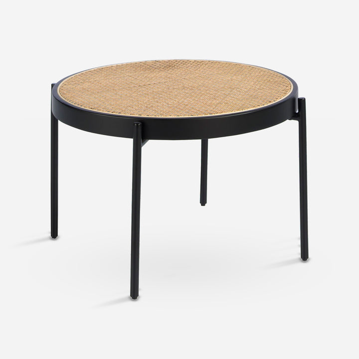 Mesa centro redonda rattan, madera negra y acero negro sobre fondo gris de estudio