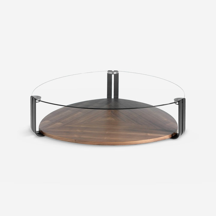 Mesa centro triangular cristal templado, acero negro y nogal sobre fondo gris de estudio