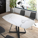 Mesa de comedor extensible con tapa de mármol porcelánico blanco y vetas grises.