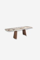 Mesa comedor extensible ovalada barril mármol porcelánico y nogal sobre fondo gris de estudio