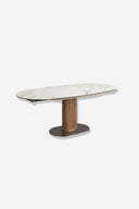 Mesa comedor extensible ovalada barril mármol porcelánico y nogal sobre fondo gris de estudio