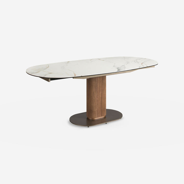 Mesa comedor extensible ovalada barril mármol porcelánico y nogal sobre fondo gris de estudio