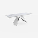 Mesa comedor extensible rectangular mármol porcelánico y acero cromado sobre fondo gris de estudio