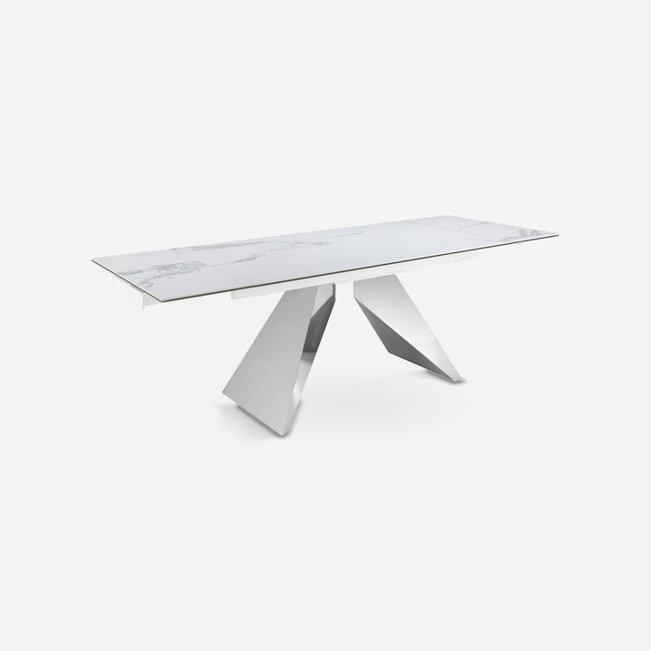 Mesa comedor extensible rectangular mármol porcelánico y acero cromado sobre fondo gris de estudio