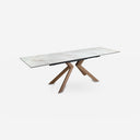 Mesa comedor extensible rectangular mármol porcelánico y acero efecto nogal sobre fondo gris de estudio