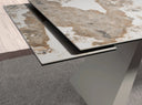 Mesa comedor extensible rectangular mármol porcelánico y acero color champagne en ambiente decorado (4)