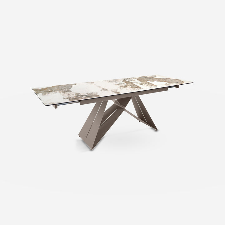 Mesa comedor extensible rectangular mármol porcelánico y acero color champagne sobre fondo gris de estudio