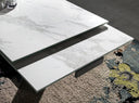 Mesa comedor extensible rectangular mármol porcelánico y acero negro en ambiente decorado (3)
