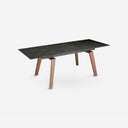 Mesa comedor extensible rectangular mármol porcelánico y nogal sobre fondo gris de estudio