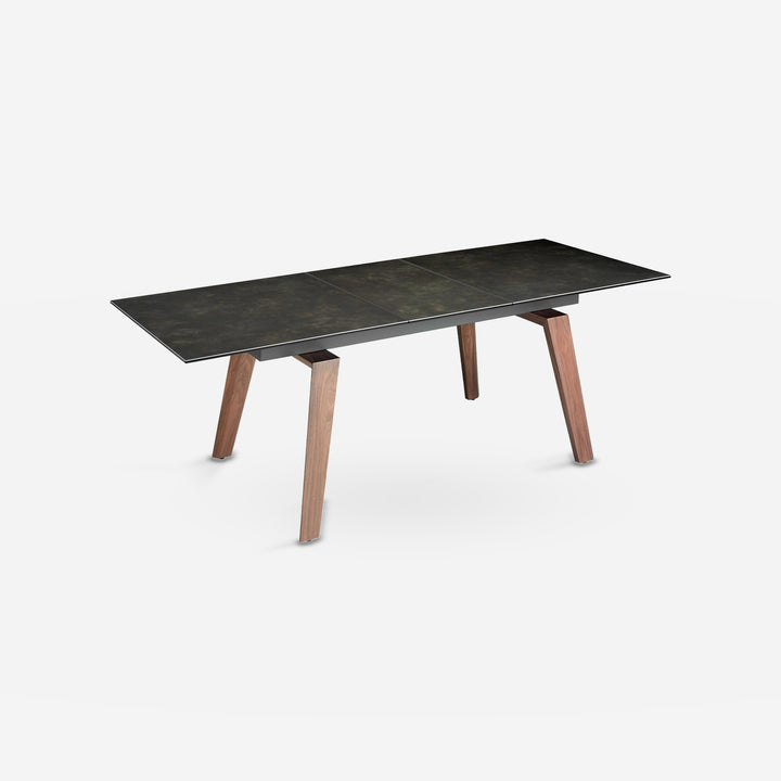 Mesa comedor extensible rectangular mármol porcelánico y nogal sobre fondo gris de estudio
