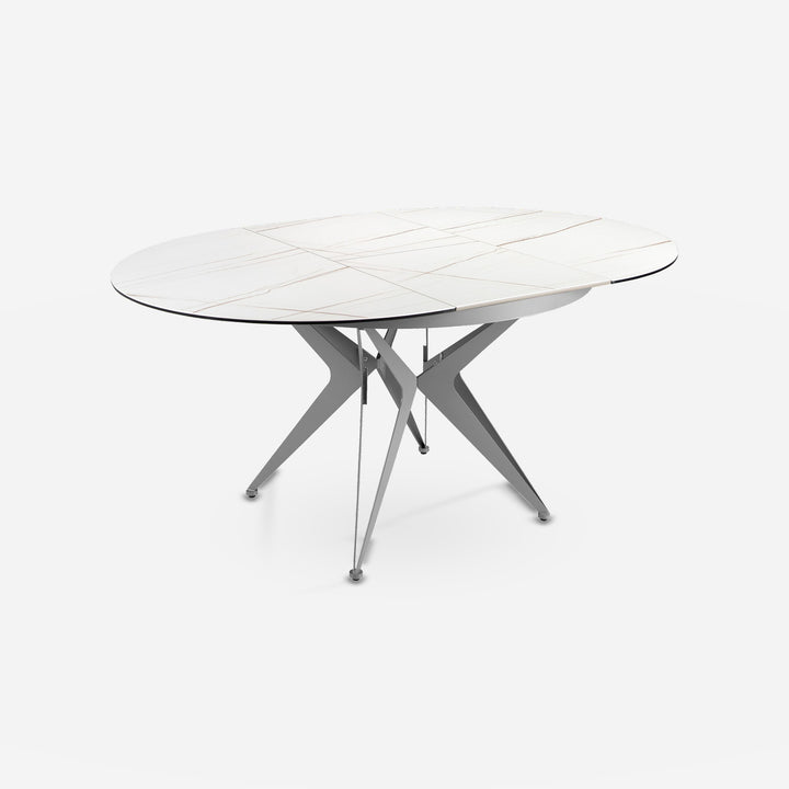 Mesa comedor extensible redonda mármol porcelánico y acero gris sobre fondo gris de estudio
