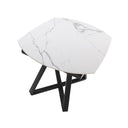 Mesa de mármol blanco con acabado brillante y sillas grises en comedor luminoso.
