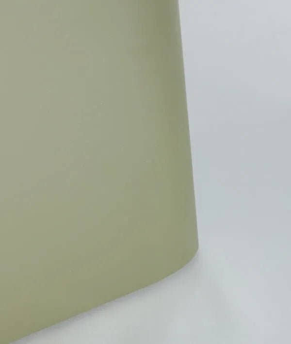 MESA DE COMEDOR VERDE LISO MORLAC una obra escultural de elegancia moderna - Mesas de comedor - El Workshop - madera mdf