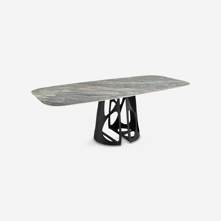Mesa comedor ovalada barril mármol porcelánico y acero negro sobre fondo gris de estudio