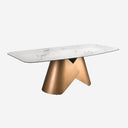 Mesa comedor ovalada barril mármol porcelánico y acero color bronce, foto de producto sobre fondo gris de estudio