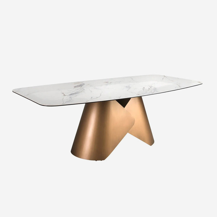 Mesa comedor ovalada barril mármol porcelánico y acero color bronce, foto de producto sobre fondo gris de estudio