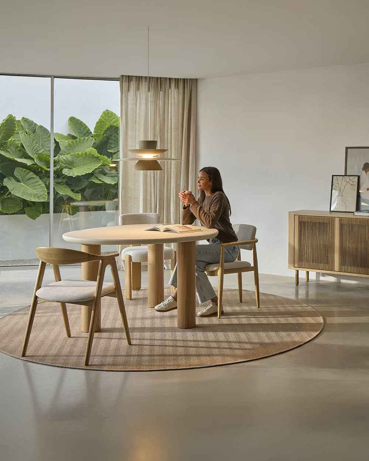 Mesa comedor ovalada madera y microcemento roble