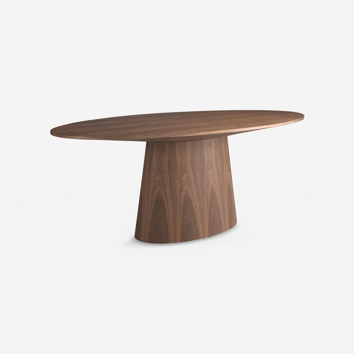 Mesa comedor ovalada nogal sobre fondo gris de estudio