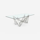 Mesa comedor rectangular cristal templado y acero cromado sobre fondo gris de estudio