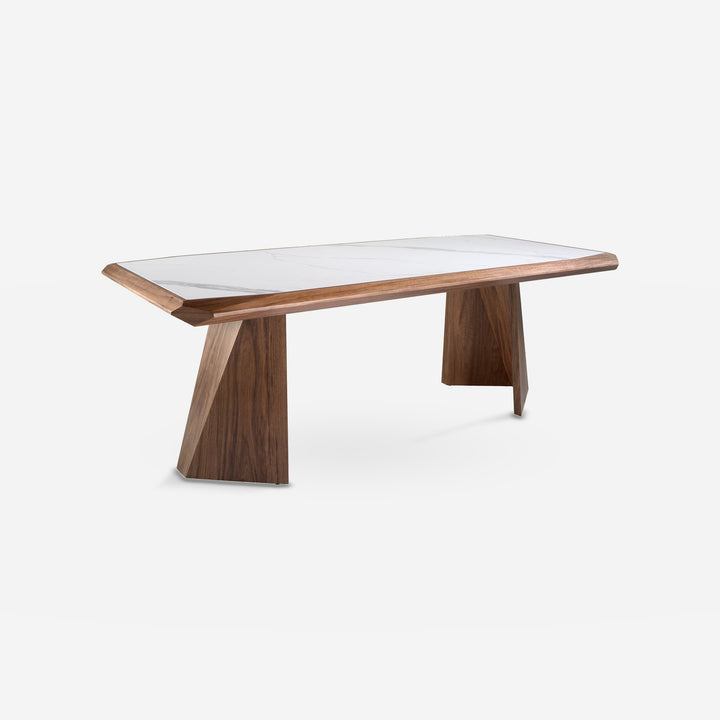 Mesa comedor rectangular mármol porcelánico y nogal sobre fondo gris de estudio
