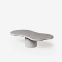Mesa de centro Indo en microcemento sobre fondo gris de estudio