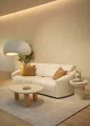 Mesa de centro Vilma en madera y microcemento en ambiente decorado
