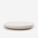 Mesa de centro Rin en microcemento sobre fondo gris de estudio