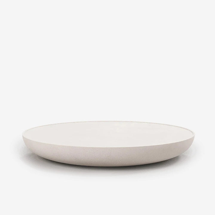 Mesa de centro Rin en microcemento sobre fondo gris de estudio