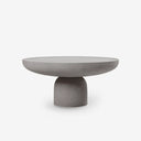 Mesa de centro Rin en microcemento sobre fondo gris de estudio