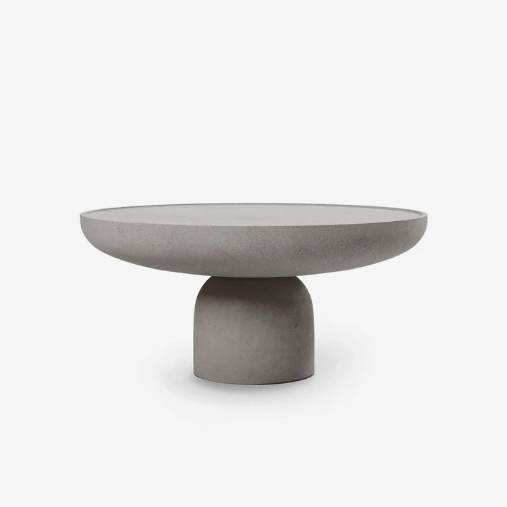 Mesa de centro Rin en microcemento sobre fondo gris de estudio