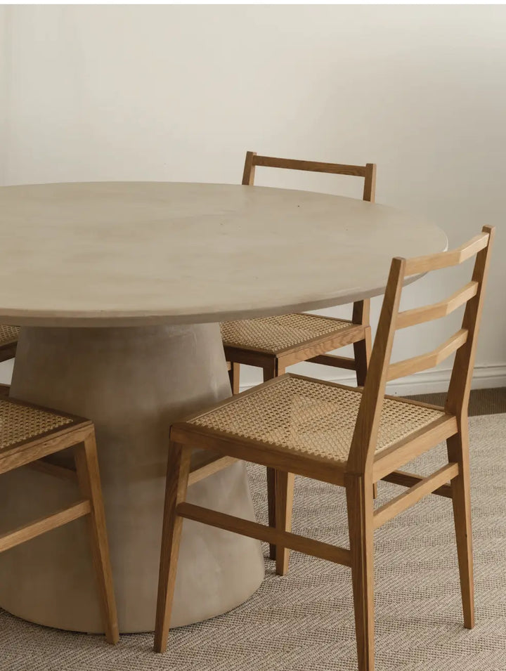mesa de comedor simil concreto beige redonda moderna
