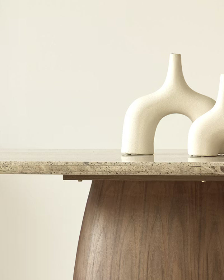 Mesa de comedor Kaia gris en nogal y mármol travertino en ambiente decorado