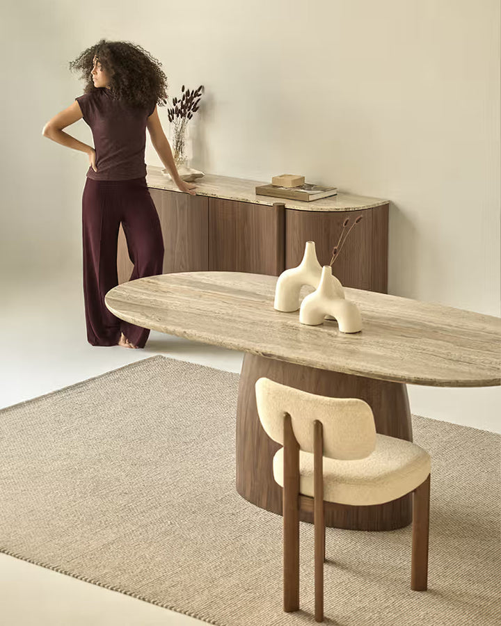 Mesa de comedor Kaia gris en nogal y mármol travertino en ambiente decorado (3)