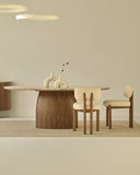 Mesa de comedor Kaia gris en nogal y mármol travertino en ambiente decorado (4)