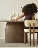 Mesa de comedor Kaia gris en nogal y mármol travertino en ambiente decorado (6)