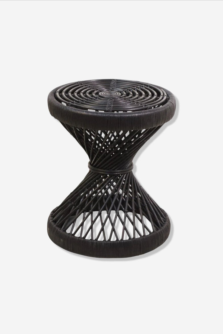 Mesa Emma ratán negro Ø40 sobre fondo gris de estudio