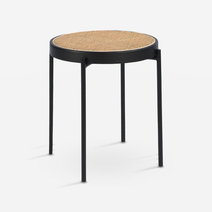 Mesa rincón redonda rattan, madera negra y acero negro sobre fondo gris de estudio