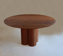 mesa de comedor de nogal curva color oscuro