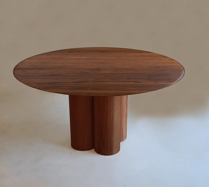 mesa de comedor de nogal curva color oscuro