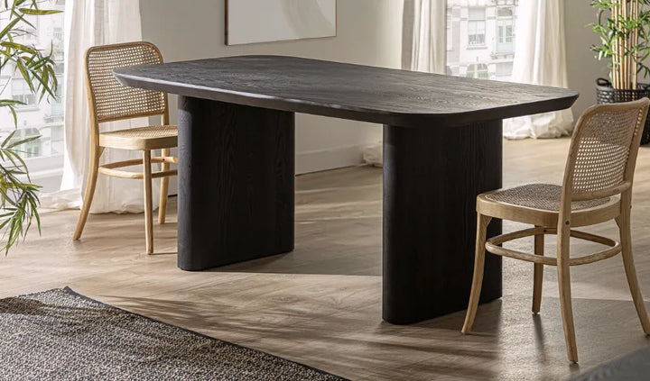 Mesa de comedor de madera negra ROGNES