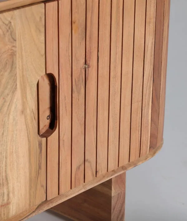 Mueble de tv BLESLE realizado en madera de acacia con acabado marrón cálido