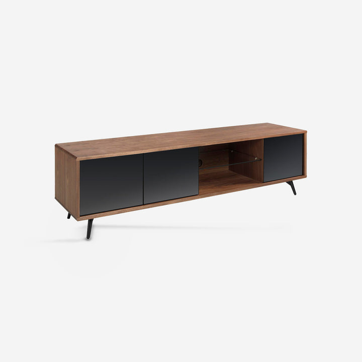 Mueble TV cristal negro efecto espejo, nogal y acero negro sobre fondo gris de estudio