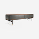 Mueble TV madera gris oscuro, acero negro y tapa de nogal sobre fondo gris de estudio