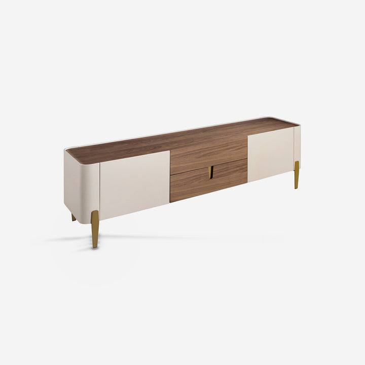 Mueble TV nogal, beige, acero pulido dorado y tapa de nogal sobre fondo gris de estudio