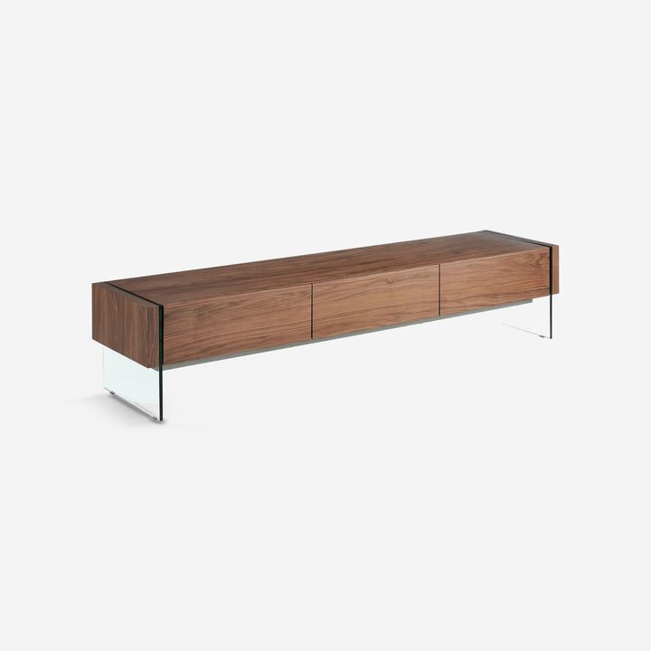 Mueble TV nogal y cristal templado sobre fondo gris de estudio