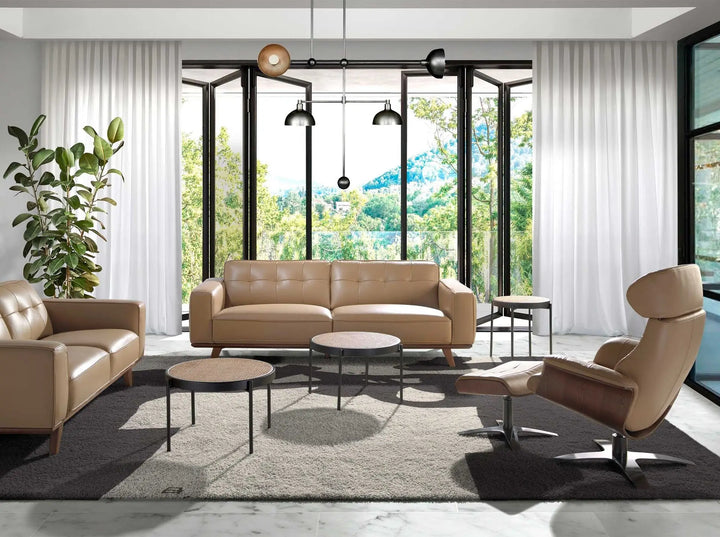 ottoman giratorio tapizado en piel de vacuno beige arena con contorno de madera y soporte metálico