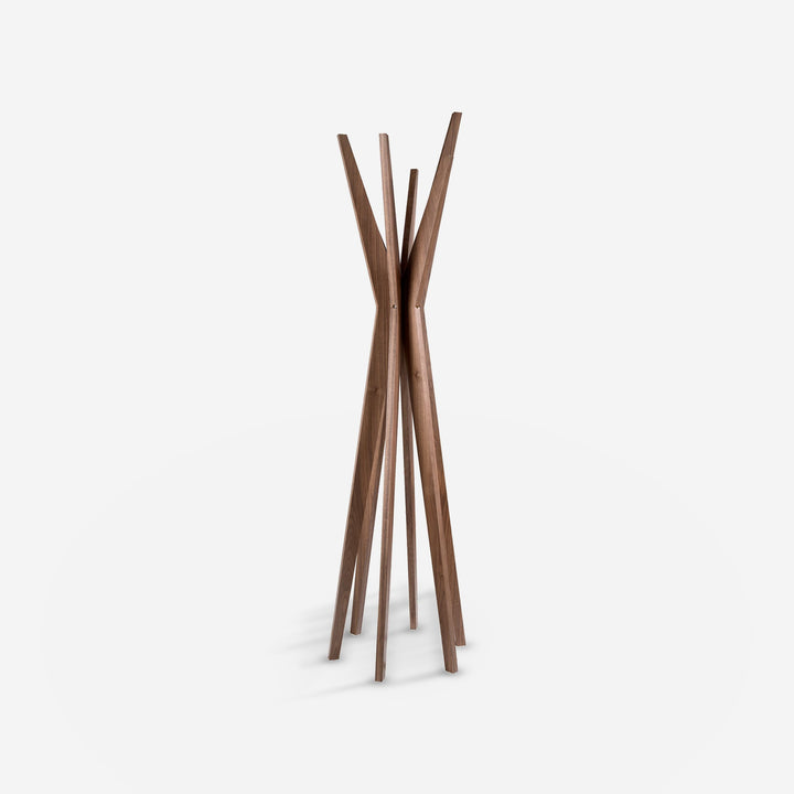 Perchero madera nogal sobre fondo gris de estudio