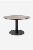Pie de mesa base plana grande redonda sobre fondo gris de estudio