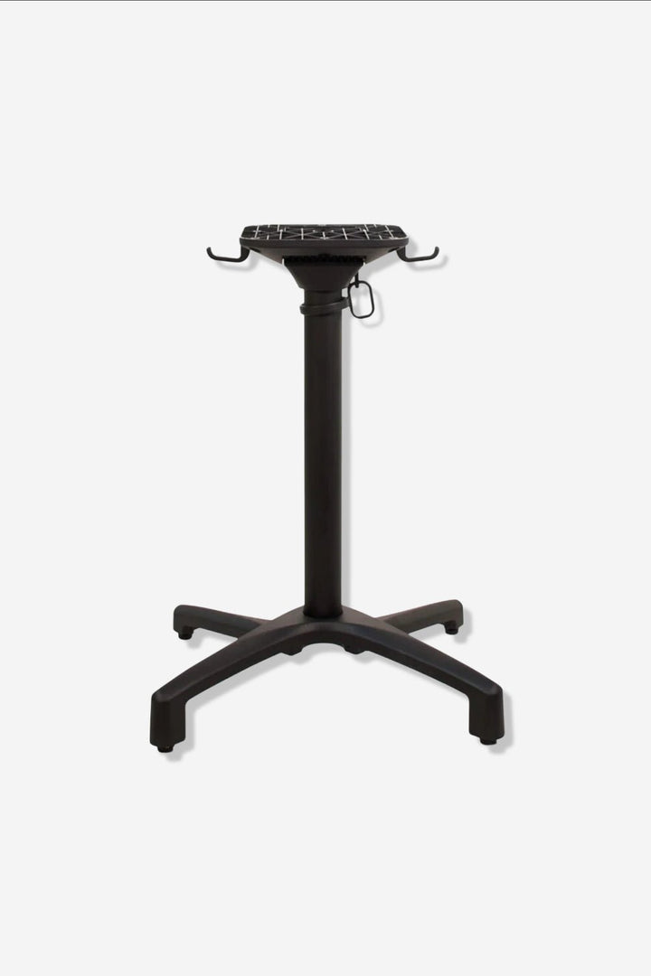 Pie de mesa Equilibra abatible aluminio negro 4 patas sobre fondo gris de estudio