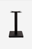 Pie de mesa Equilibra hierro base cuadrada negro sobre fondo gris de estudio